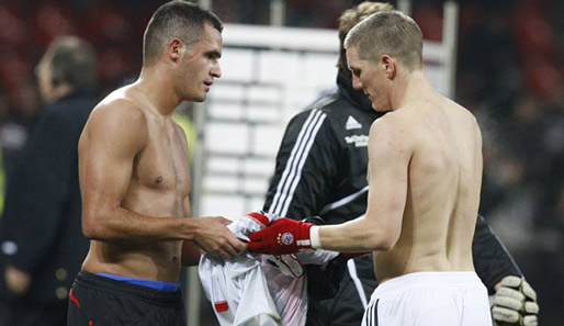 Renato Augusto beim Trikottausch mit Bayerns Bastian Schweinsteiger (r.)