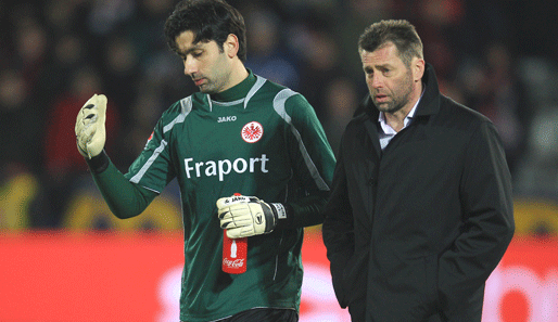 Ratlosigkeit in Frankfurt: Oka Nikolov (l.) und Michael Skibbe nach dem schlechten Rückrundenstart