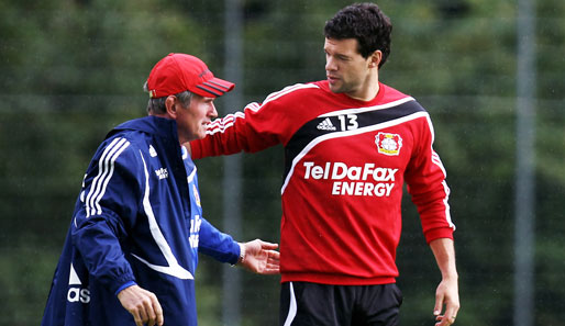 Jupp Heynckes (l.) will Michael Ballack weiterhin Zeit geben um wieder wieder richtig fit zu sein