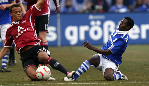 Chandler (l.) wird auch in den kommenden beiden Saisons für Nürnberg um den Ball kämpfen