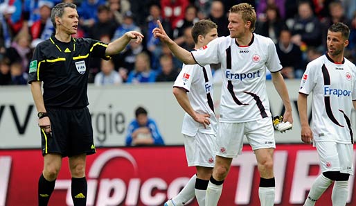 In Hoffenheim humpelt Frankfurts Maik Franz nach dem Mlapa-Foul wütend vom Spielfeld