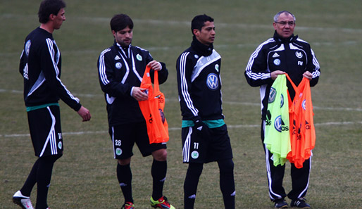 Wolfsburgs Trainer Felix Magath (r.) strafversetzt Diego (2.v.l.) in die zweite Mannschaft