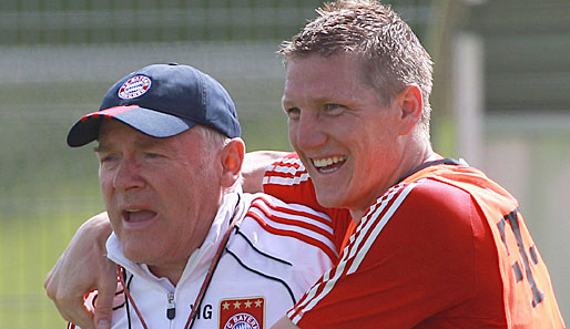 Hermann Gerland (l.) wird Bastian Schweinsteiger auch in der kommenden Saison trainieren