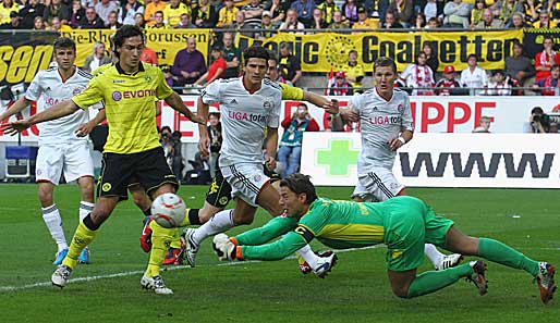 Drei Sieger auf einen Schlag: Mats Hummels (2.v.l.), Mario Gomez (M.) und Roman Weidenfeller (u.)