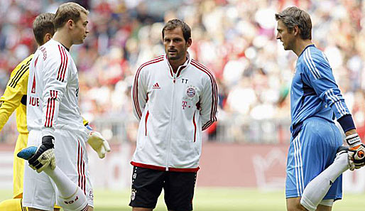 Bayerns neuer Torwarttrainer Toni Tapalovic (M.) mit seinen Keepern Neuer (l.) und Butt