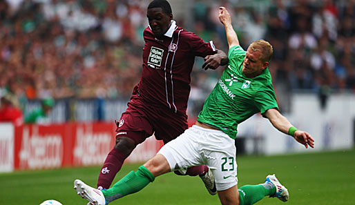 Werder-Verteidiger Andreas Wolf (r.) fällt mit einer Zerrung für das Spiel in Leverkusen aus