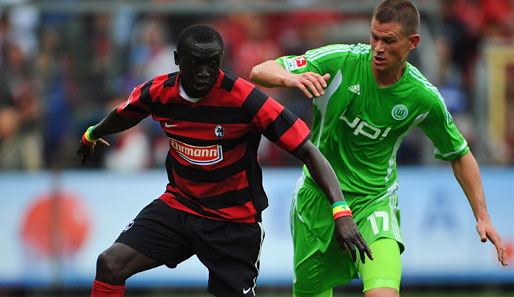 Papiss Demba Cisse (l.) freut sich, weiter für den SC Freiburg zu spielen