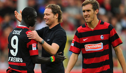 Der Trainer und sein Torgarant: Freiburg-Coach Marcus Sorg (M.) und Papiss Demba Cisse (l.)