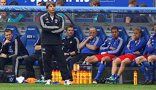 HSV-Trainer Michael Oenning konsterniert an der Seitenlinie im Spiel gegen Borussia M'gladbach