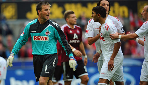 Kölns Torhüter Michael Rensing (l.) las Adil Chihi ordentlich die Leviten