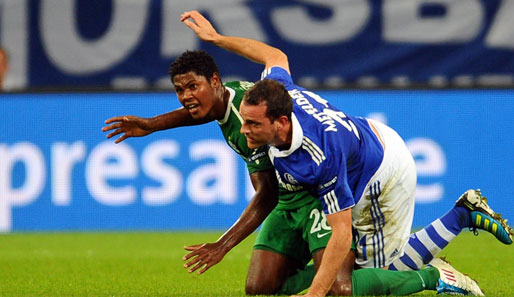 Christoph Metzelder (r.) ist für das Spiel gegen den HSV am Sonntag fraglich