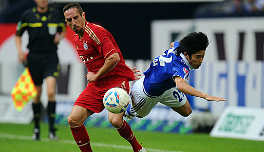 Franck Ribery schüttelt die Gegenspieler derzeit ab wie lästige Fliegen - hier prallt Schalkes Uchida ab