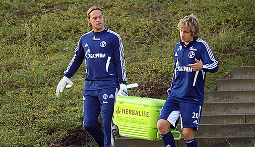 Timo Hildebrand als Wasserträger beim FC Schalke 04. Hier mit Ersatz-Stürmer Teemu Pukki