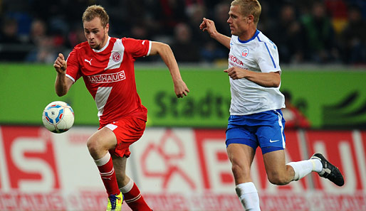 Maximilian Beister (l.) enteilt seinem Gegenspieler Michael Wiemann von Hansa Rostock