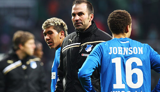 Die Enttäuschung steht Markus Babbel (M.) nach dem 1:1 gegen Werder ins Gesicht geschrieben