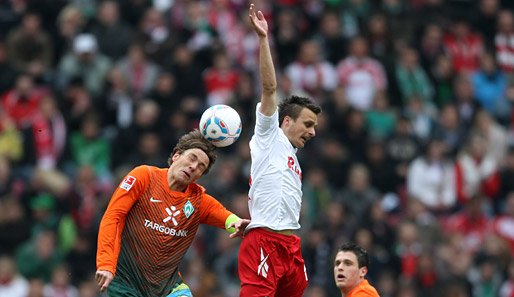 Nachmittags noch auf dem Platz im Zweikampf mit Fritz, Nachts in der Zelle: Slawomir Peszko (r.)