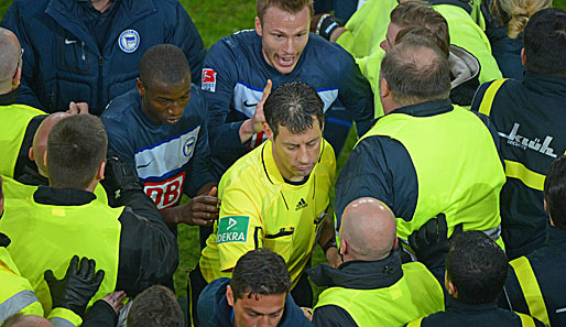 Hertha BSC vs. Wolfgang Stark: Nach dem Spiel ging es heiß her zwischen Spielern und Schiri