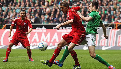 Nils Petersen (M.) könnte schon bald das Trikot von Gegenspieler Francois Affolter (r.) tragen