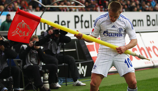 Rock n' Roll: Lewis Holtby feiert ein Schalke-Tor. Er selbst traf in der vergangenen Saison sechs Mal