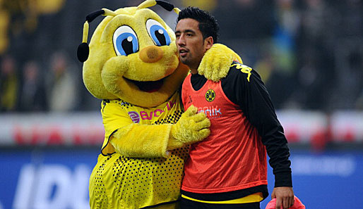 Welttorjäger Lucas Barrios mit BVB-Maskottchen Emma im März 2012