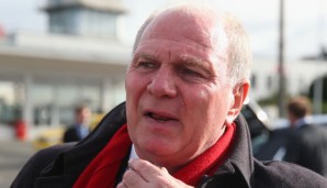 Uli Hoeneß bei der Ankunft in Pilsen. Er soll weiterhin Präsident bleiben