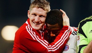 Bastian Schweinsteiger (l.) hatte nach dem Sieg in Hannover allen Grund zur Freude