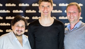 Bayern-Star Thomas Müller mit den SPOX-Redakteuren Fatih Demireli (l.) und Thomas Gaber (r.)