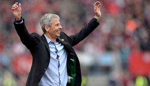 Jubelpose: Von überzogenen Gladbacher Ansprüchen will Lucien Favre allerdings nichts wissen