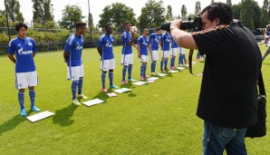 Strammstehen zum Foto: Die Schalker Uchida, Aogo, Obasi, Choupo-Moting, Sam (v.l.) und Co.