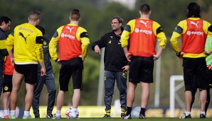 BVB-Trainer Jürgen Klopp bei einer der vielen Ansprachen an seine Mannschaft in La Manga