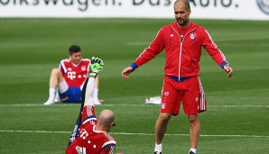 Mittendrin: Pep Guardiola dirigiert das Training doha