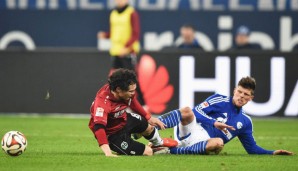 Huntelaar (l.) flog in der 85. Minute nach diesem Foul vom Platz