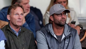 Hans-Joachim Watzke (l.) hat seinem Trainer Jürgen Klopp (r.) erneut das Vertrauen ausgesprochen