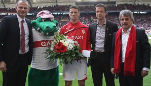 Jochen Schneider (l.), hier beim Abschied von Boulahrouz, wird den VfB im Sommer verlassen