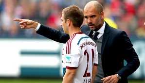 Pep Guardiola gibt Philipp Lahm taktische Anweisungen