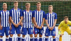 Mitchell Weiser (2.v.r.) ist ebenso neu in Herthas Mauer wie Aushilfsverteidiger Thomas Kraft (M.)