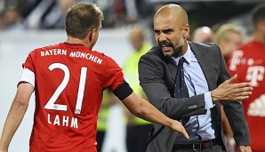 Pep Guardiola (r.) während einer Diskussion mit Philipp Lahm im Supercup-Spiel gegen Wolfsburg