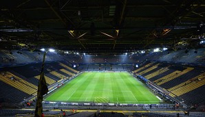 Wem ist sowas noch passiert? Ein BVB-Fan hat im Signal-Iduna-Park nackt Fußball gespielt