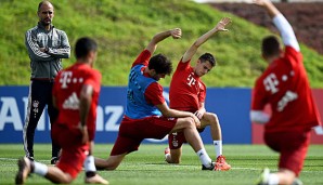 Der Chef sieht genau hin: Pep Guardiola (l.) und seine Spieler in Katar