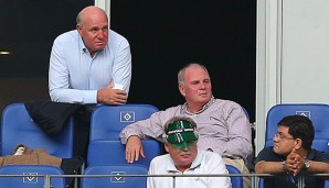 Dieter Hoeneß und Uli Hoeneß 2012 beim Spiel vom Hamburger SV