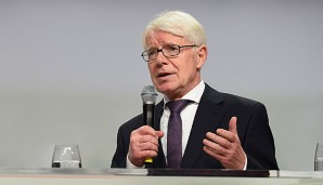 Reinhard Rauball diskutiert mit dem Ligavorstand die umstrittene Videotechnik