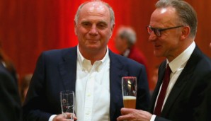 Uli Hoeneß (l.) hat beim FC Bayern aktuell offiziell keinen Posten inne