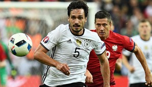 Mats Hummels im Laufduell mit seinem zukünftigen Kollegen Robert Lewandowski