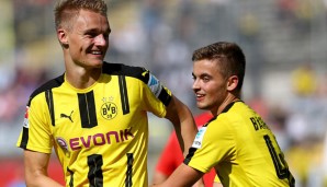 Jano Baxmann (r.) gratuliert Amos Pieper, dem BVB-Schützen zum 2:0