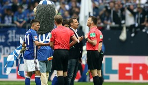 Schiedsrichter Felix Zwayer musste sich nach Abpfiff einiges von der S04-Fraktion anhören