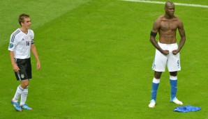 Ein Bild wie ein Monument: Mario Balotelli feiert seinen Treffer gegen Philipp Lahms Deutschland