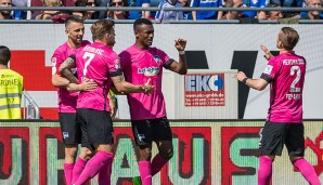 SV DARMSTADT - HERTHA BSC 0:2: Kalou lässt sich von seinem Teamkollegen für sein Führungstor feiern