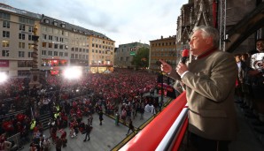 Und Carlo sprach mit erhobenem Zeigefinger zur Masse: "Dicker Kuss für Mutti von der Trainer von der Meister." Oder so.