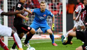 Lukas Hradecky bereitet sich auf eine Parade im Tor von Frankfurt vor