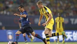 Henrikh Mkhitaryan mit dem Ball am Fuß gegen den BVB